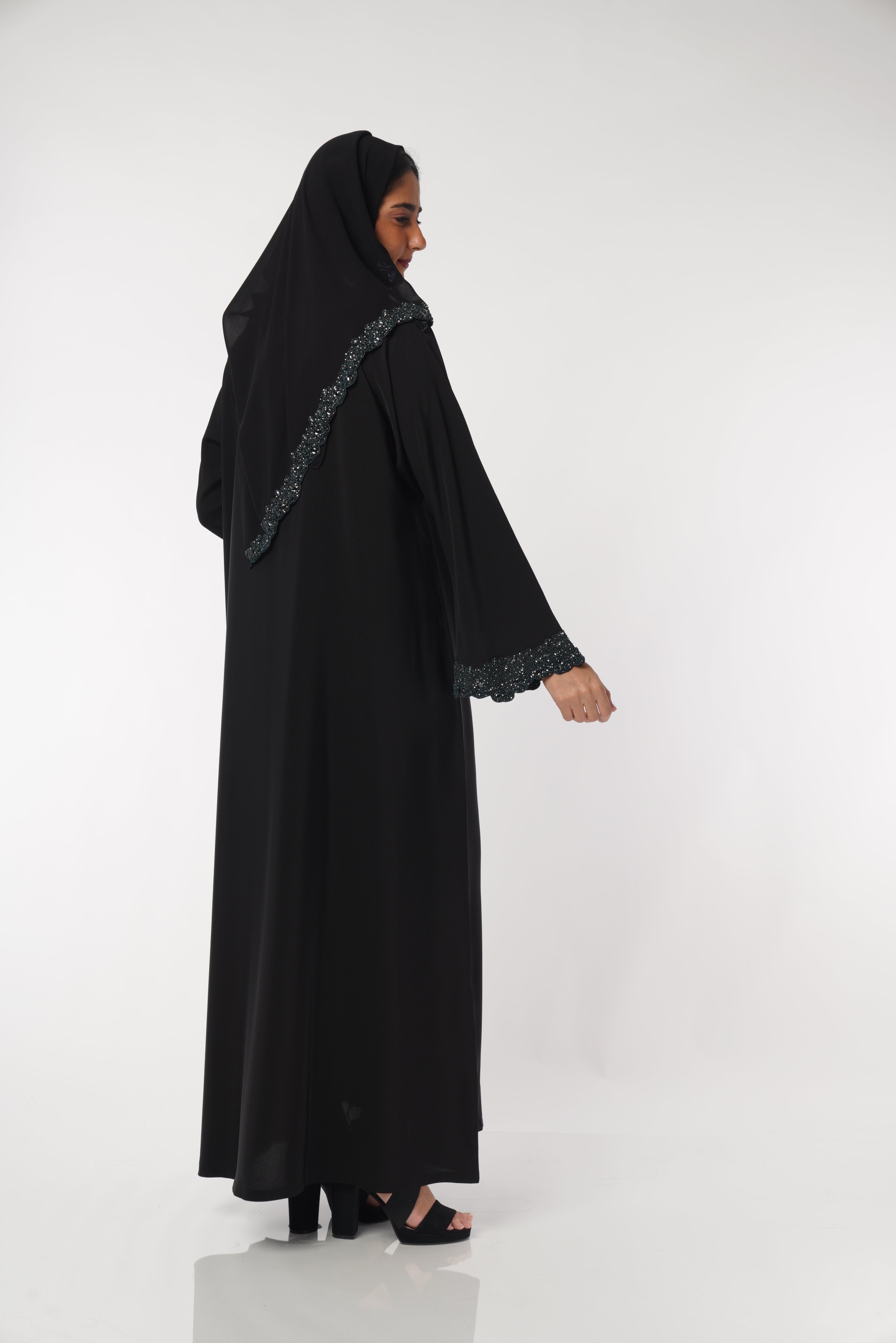 عباية بلون موحّد وقماش انسيابي