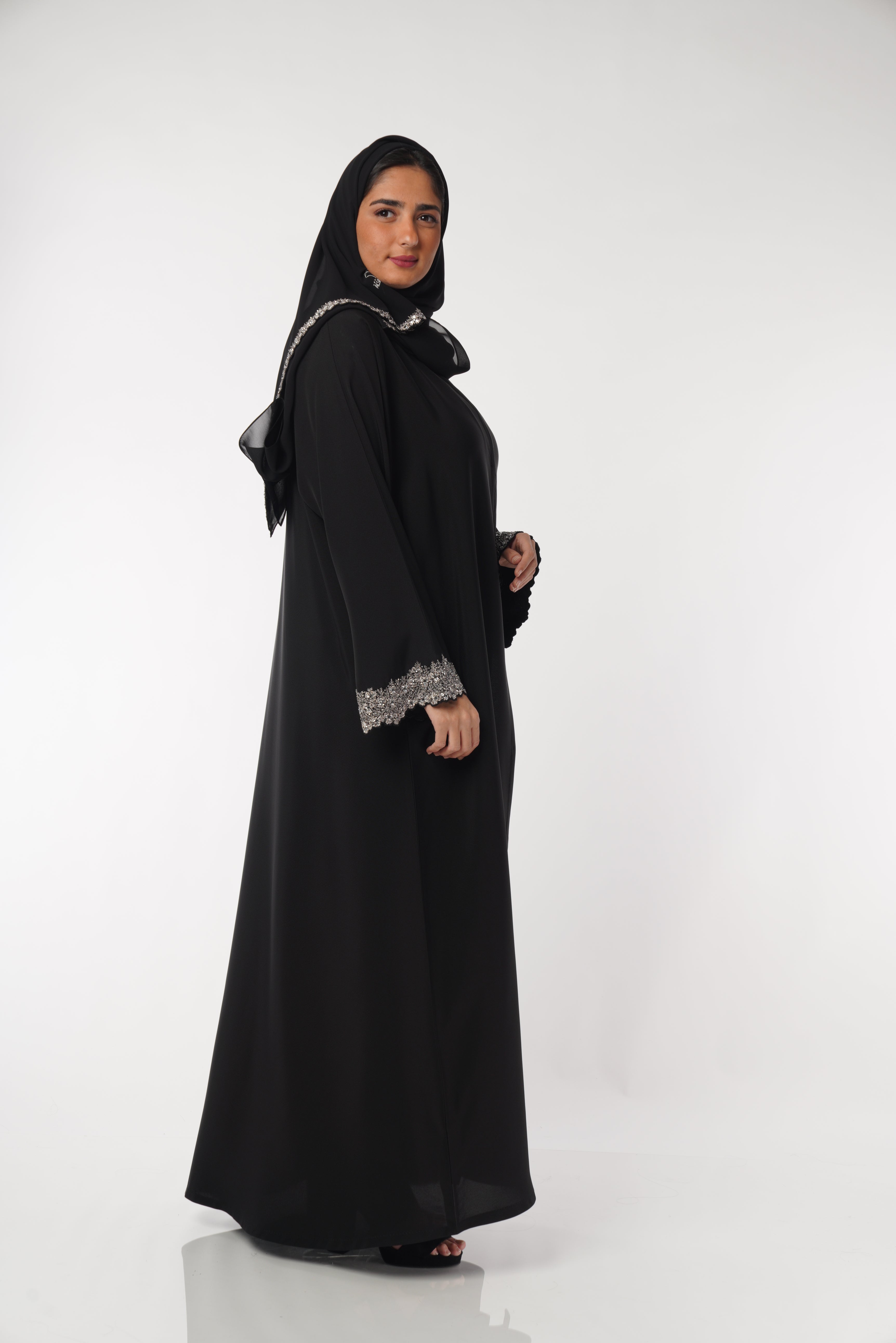 عباية رسمية بلون اسود داكن