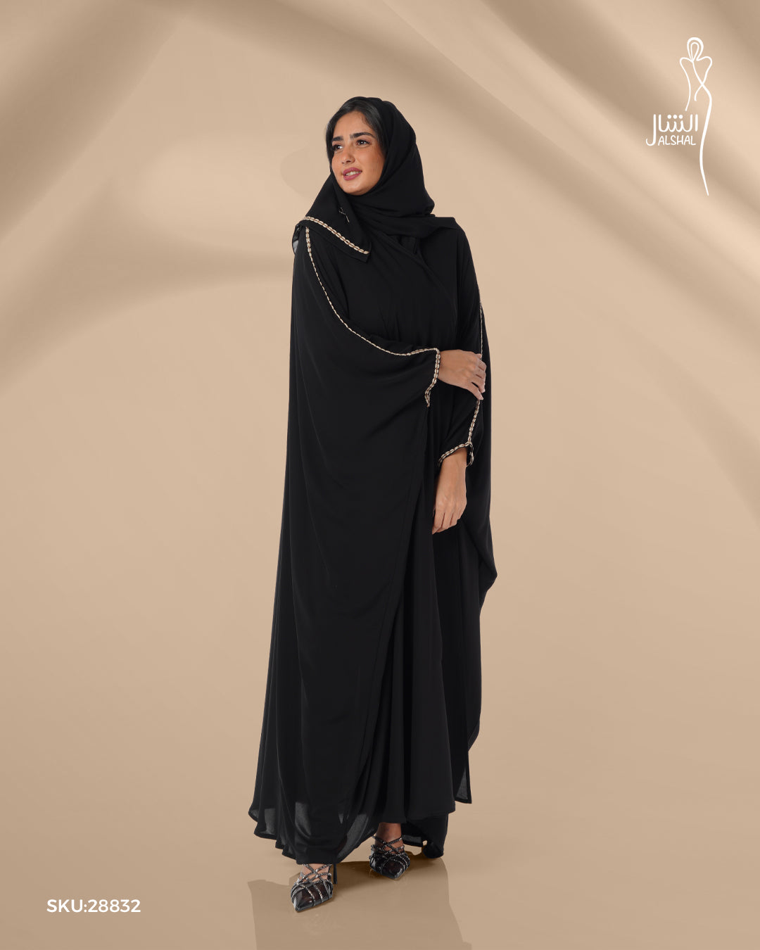 عباية مزينة بخط خفيف على الأكمام