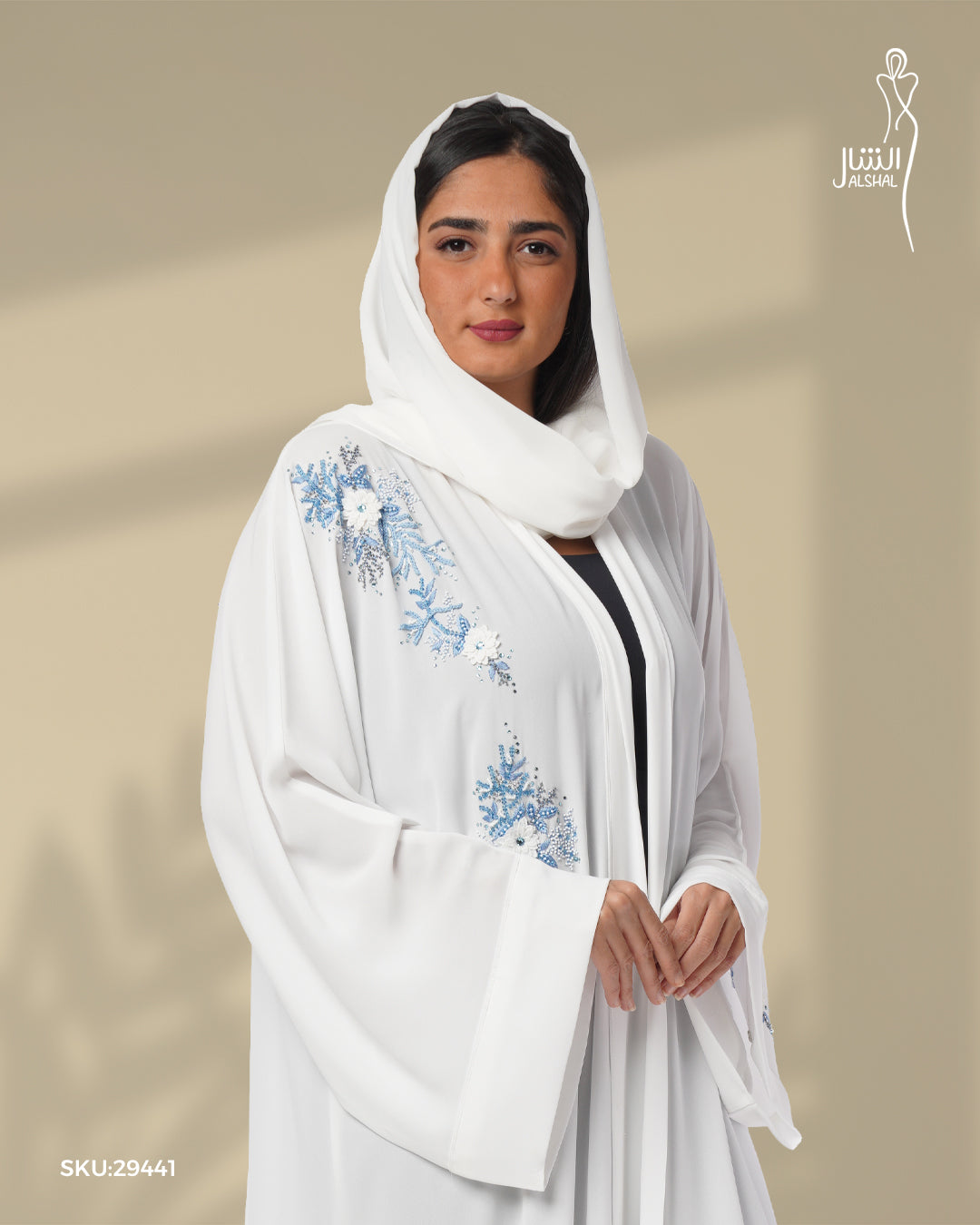 عباية بيضاء بكم واسع وانسيابي