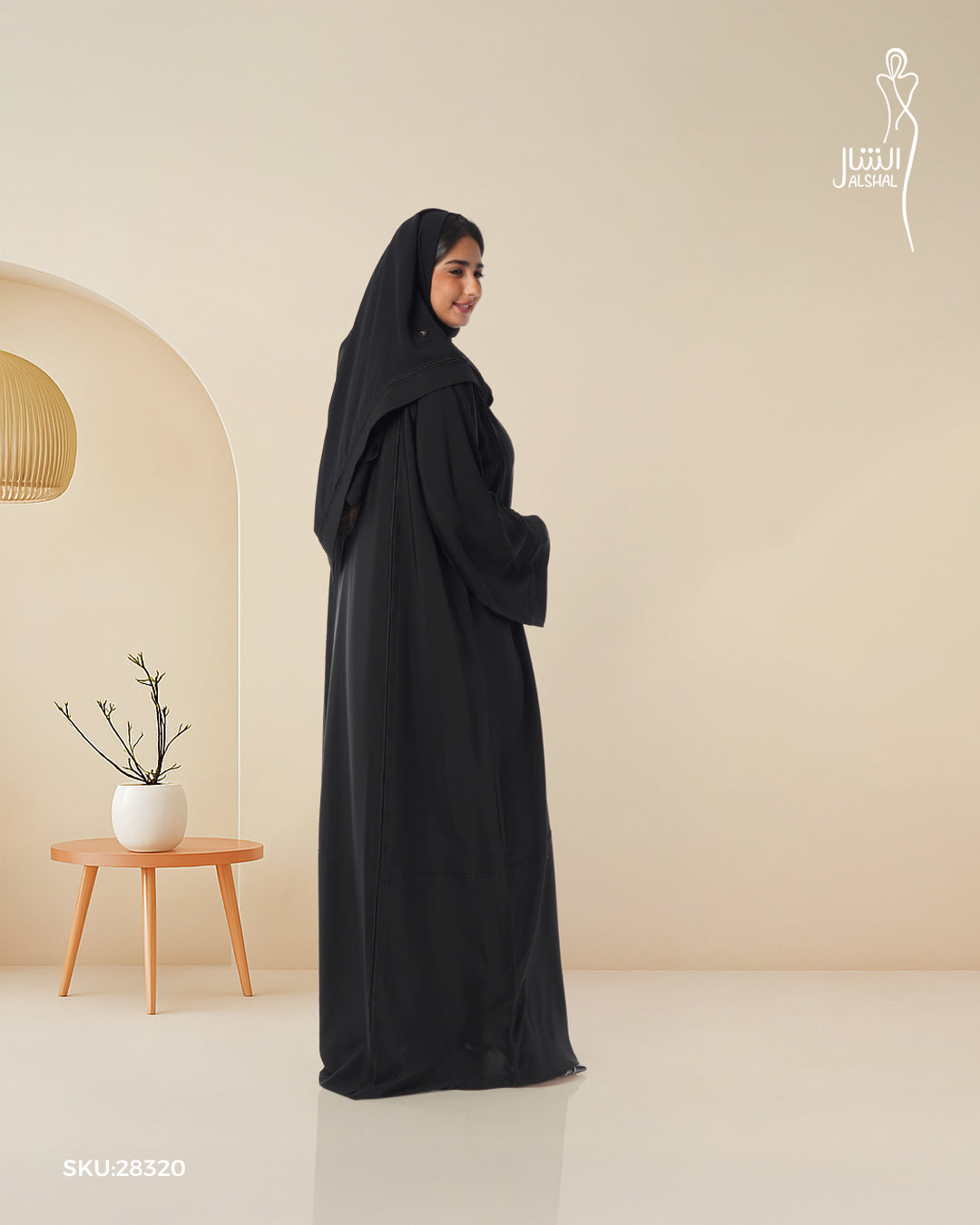 عباية بتفصيل بسيط على الأكمام