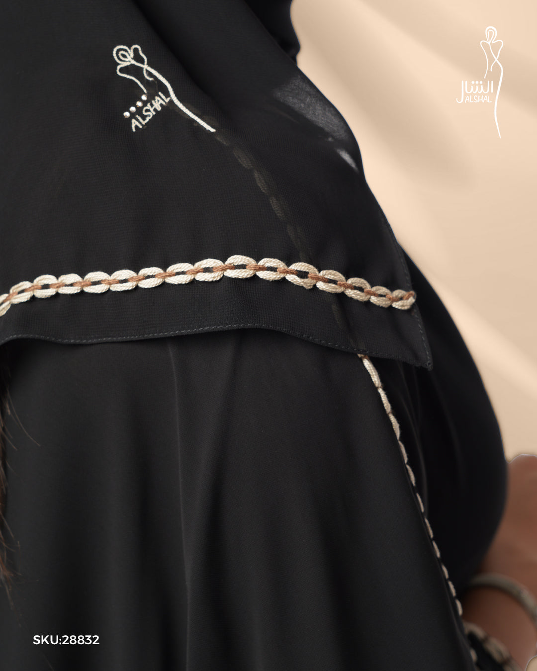 عباية مزينة بخط خفيف على الأكمام