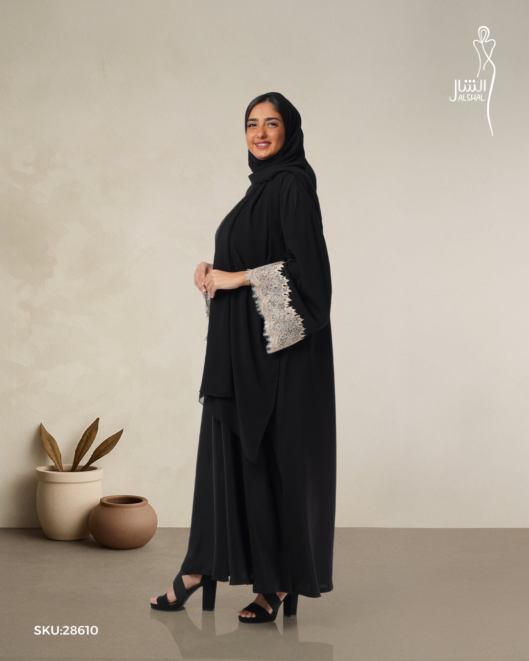 عباية سوداء بتطريز بالأكمام