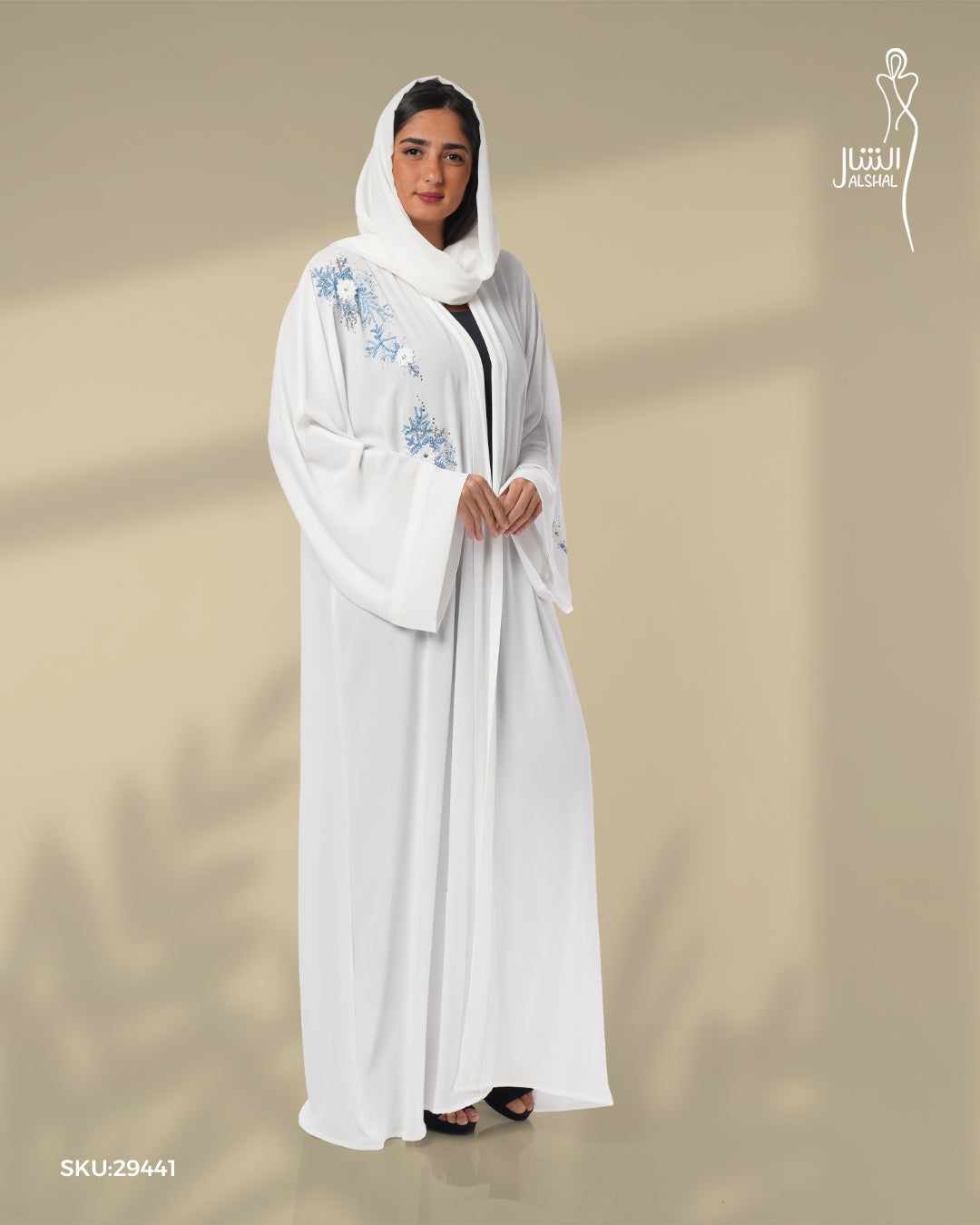 عباية بيضاء بكم واسع وانسيابي