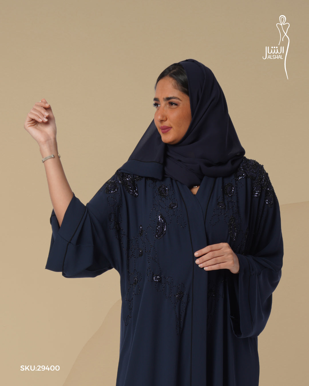 عباية بلون موحّد وقماش انسيابي