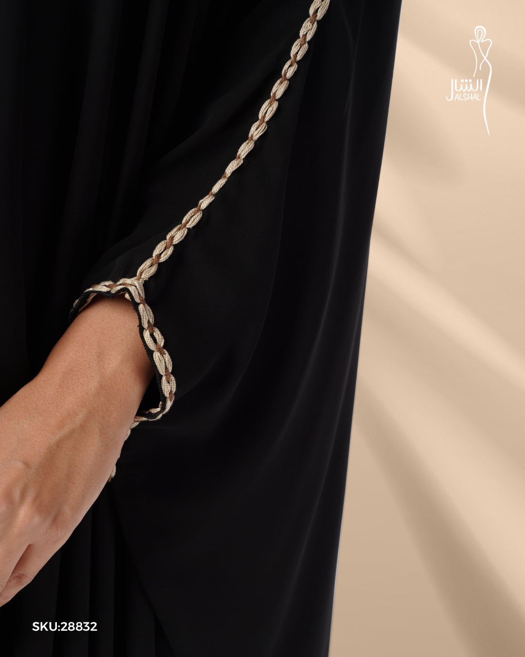 عباية مزينة بخط خفيف على الأكمام