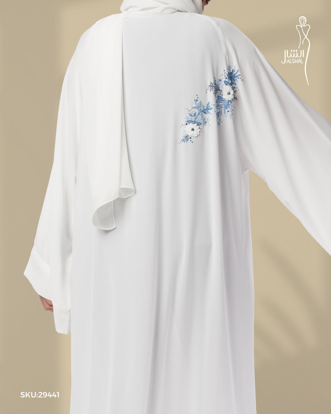 عباية بيضاء بكم واسع وانسيابي
