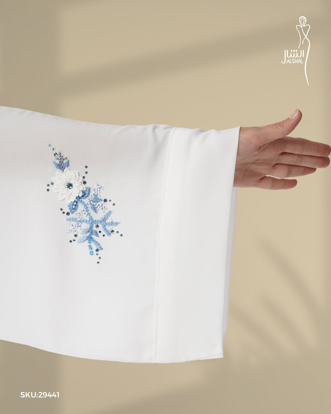 عباية بيضاء بكم واسع وانسيابي